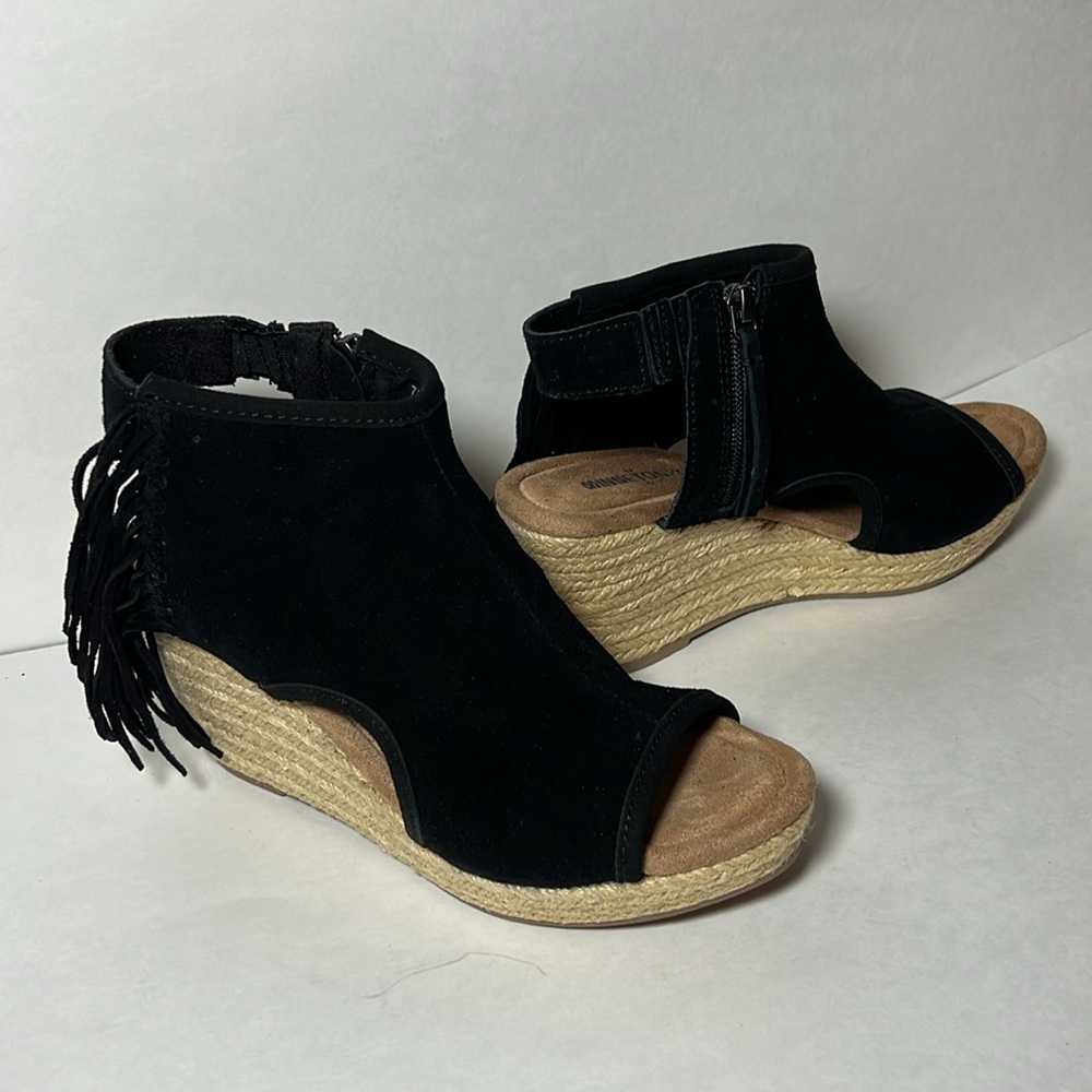 NWOT Minnetonka Suede Peep-toe wedges with fringe size 8